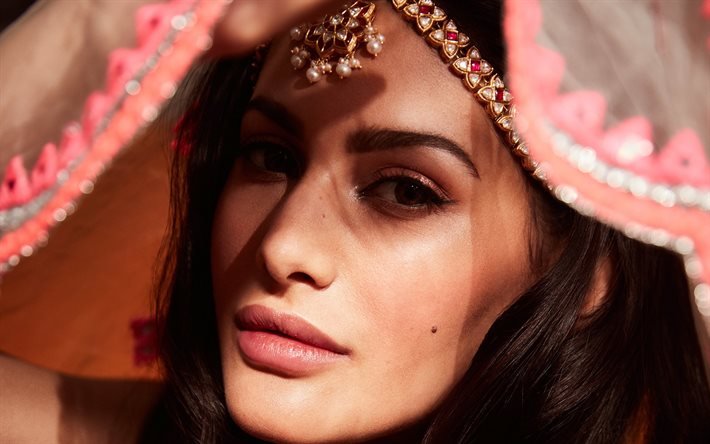 Amyra Dastur, actrice indienne, portrait, bijoux indiens, Bollywood, mannequin indien