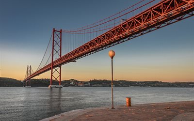 254 Silta, Tagus-joki, Lissabon, 25 de Abrilin silta, ilta, auringonlasku, riippusilta, Portugali