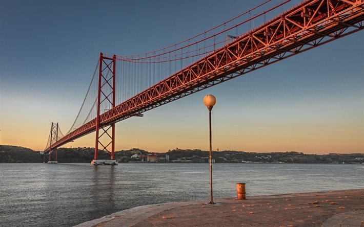 25 april Bridge, Tagus River, Lissabon, 25 de Abril Bridge, kv&#228;ll, solnedg&#229;ng, h&#228;ngbro, Portugal