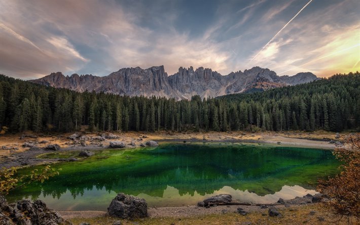 Smeraldo lago di montagna, scogliere, Alpi, montagna, paesaggio, tramonto, sera, montagne