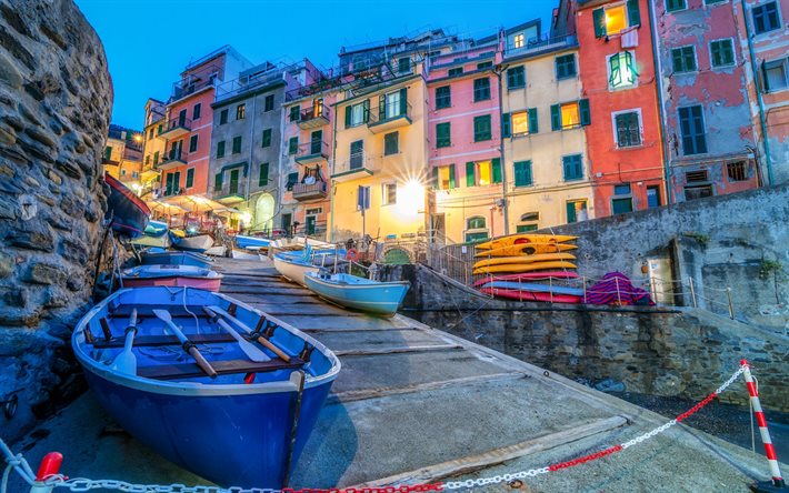 Riomaggiore, le soir, les bateaux, la ville italienne, de belles maisons anciennes, Cinque Terre, Italie