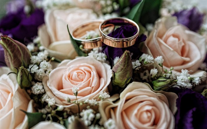 Boucles de mariage, 4k, boucles d’or sur des roses, concepts de mariage, bouquet des roses, fond de mariage, roses pourpres