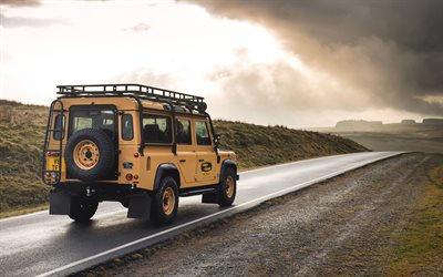 Land Rover Defender, 2022, esterno, vista posteriore, Defender Works V8 Trophy, 4k, difensore giallo, auto britanniche, Land Rover