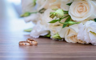 anelli di nozze d&#39;oro, bianco, rose, bouquet da sposa, fiori bianchi, concetti di nozze