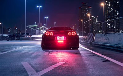 La Nissan GT-R R35, vue de l&#39;arri&#232;re, la nuit, au Japon, &#224; Tokyo, tuning GT-R, Japonais voitures de sport