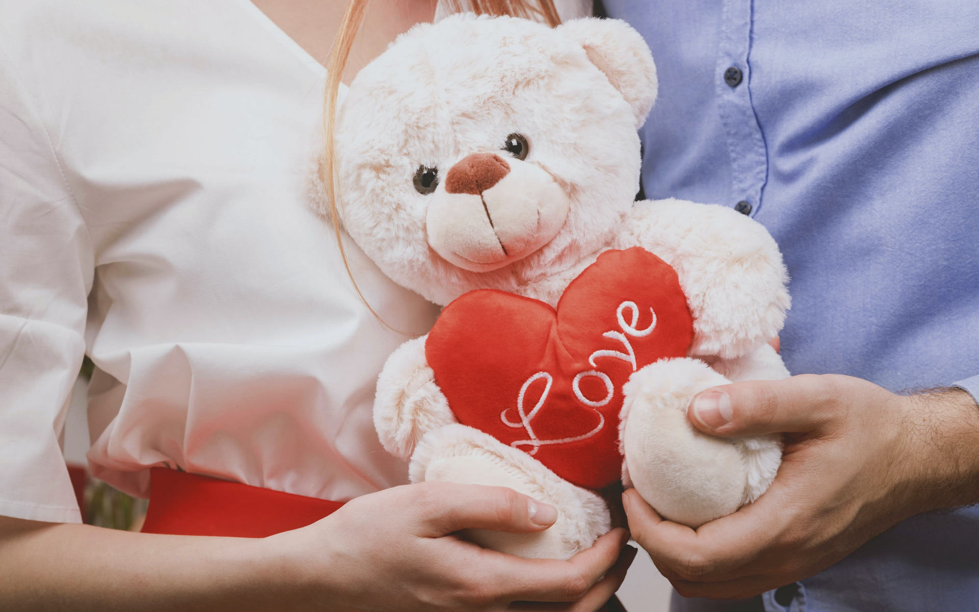 teddy bear in hand, liebe, konzepte, romantik, teddybär mit roten herz, paar, menschen, beziehung