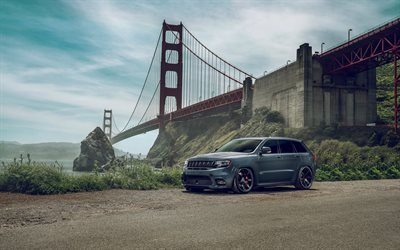 Jeep Grand Cherokee SRT8, 2018, gray SUV, tuning Cherokee, new gray, black wheels, american cars, Golden Gate Bridge, San Francisco, USA, Jeep