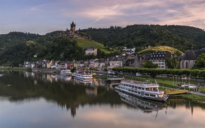 Cochem, Moselle Nehri, motorlu gemiler, Reichsburg Cochem İmparatorluk Kalesi, Almanya, Rhineland-Palatinate, Almanya kaleler