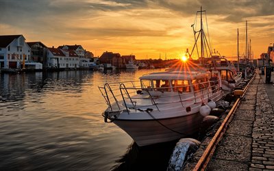 Haugesund, sera, tramonto, terrapieno, bianco, barca, paesaggio urbano, Rogaland, Norvegia