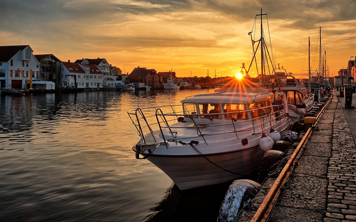 Haugesund, kv&#228;ll, sunset, vallen, vit b&#229;t, stadsbilden, Rogaland, Norge