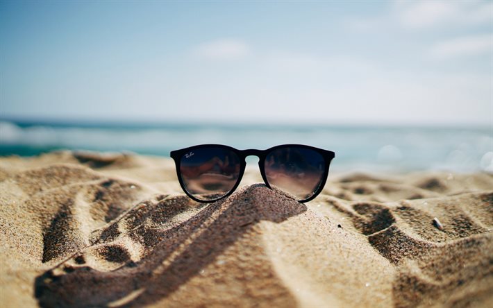 砂の上のサングラス, 浜, 夏。, 休暇の概念, 夏の旅行, サングラス