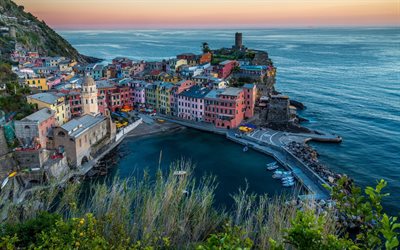 Vernazza, la tarde, la peque&#241;a ciudad, La Spezia, Liguria, costa, Mar Mediterr&#225;neo, Italia