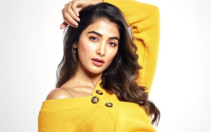 Pooja Hegde, attrice indiana, bollywood, vestito di maglia giallo, servizio fotografico, bella donna