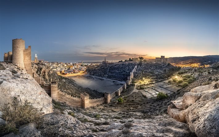 Alcazaba d&#39;Almeria, mur de l&#39;Alcazaba, soir, coucher du soleil, panorama d&#39;Almeria, paysage urbain d&#39;Almeria, El Barranco del Caballar, Almeria, Andalousie, Espagne