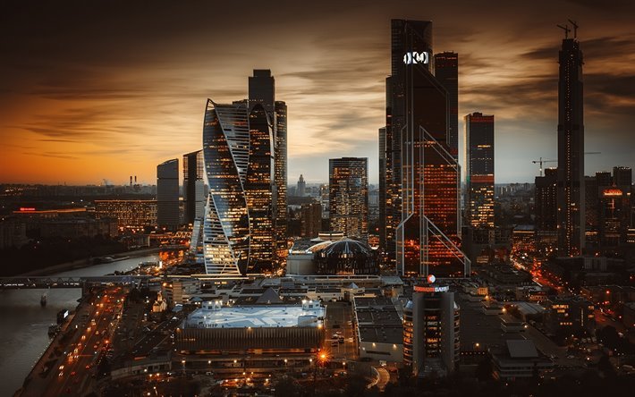 Moskova Şehir, akşam, G&#252;n batımı, g&#246;kdelenler, modern binalar, Moskova, Rusya