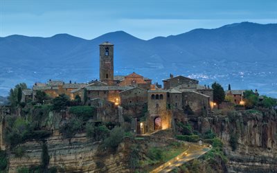 Civita di Bagnoregio, soir, coucher de soleil, paysage de montagne, de la vieille ville, la chapelle, la Province de Viterbe en Italie