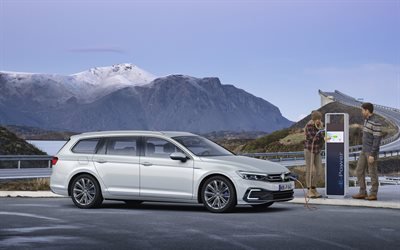 Volkswagen Passat, 2019, GTE Variante, auto elettrica, nuovo bianco Passat station wagon, la ricarica di auto elettriche, le auto tedesche, Volkswagen