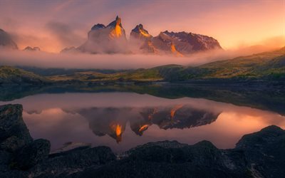 montagne delle Ande, la nebbia, la sera, al tramonto, Cile, Patagonia