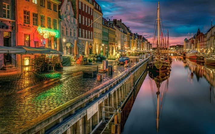 Copenhague, le canal, la nuit, les talus, les yachts, Danemark