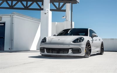 Porsche Panamera Turbo, 2018, vista de frente, deportes sed&#225;n de cuatro puertas, autos nuevos, blanco Panamera, Porsche