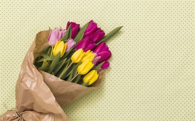 bouquet de jaune et de violet tulipes, bouquet de printemps, de belles fleurs, tulipes, fleurs de printemps, tulipes jaunes, pourpre tulipes
