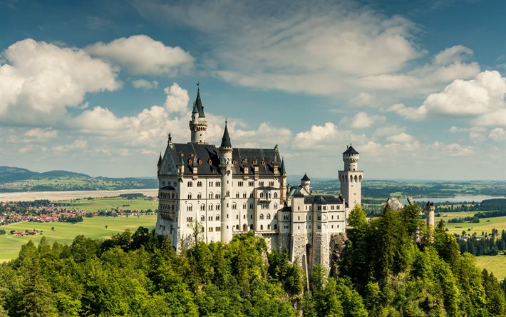 Castello di Neuschwanstein, beautiful castle, blue sky, mountain landscape, romantic castle, il castello di Neuschwanstein, Hohenschwangau, Bavaria, Germany