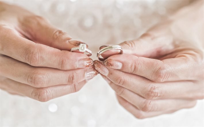 anillos de boda en las manos de la novia, la boda de conceptos, anillos de boda, novia, vestido de blanco, manicura boda