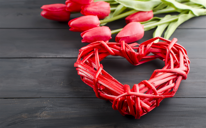 vermelho de tecido do cora&#231;&#227;o, conceitos de amor, cora&#231;&#227;o de ramos, tulipas vermelhas, flores vermelhas