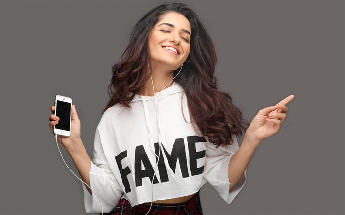 Ruhani Sharma, a atriz indiana, sess&#227;o de fotos, jovem mulher em fones de ouvido, sorriso, ouvir m&#250;sica conceitos