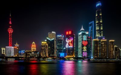 Shanghai, la ciudad por la noche, por el R&#237;o Huangpu, paisajes urbanos, los rascacielos, la torre de TELEVISI&#211;N, China, Asia