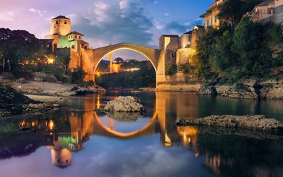 Vecchio ponte pedonale, ponte ad arco, Mostar, Bosnia ed Erzegovina Neretva, il fiume, la sera, il ponte di pietra