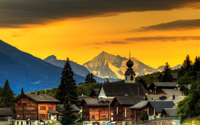 les montagnes, les alpes, coucher de soleil, le soir, les maisons de bois, Suisse