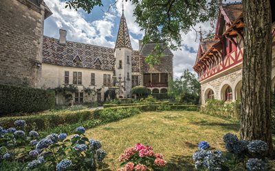 Chateau de La Rochepot, castillo feudal, patio, jard&#237;n, verano, La Rochepot, Francia