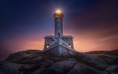 Malpica de Bergantinos, un phare, un coucher de soleil, le soir, la c&#244;te, l&#39;Oc&#233;an Atlantique, le port de La Corogne, Galice, Espagne