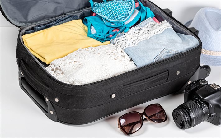 valise avec des choses, des concepts touristiques, des concepts de voyage, des choses dans une valise, des voyages