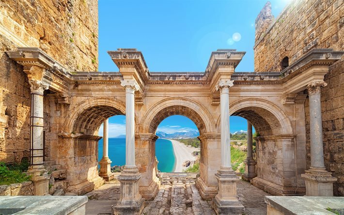 Antalya, vecchi edifici, colonne, arco in pietra, costa, spiagge di Antalya, viaggi estivi, localit&#224; della Turchia, monumenti di Antalya, Turchia