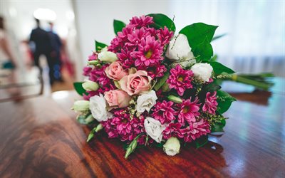 brudbukett, rosor, lila blommor, br&#246;llop bukett, br&#246;llop koncept