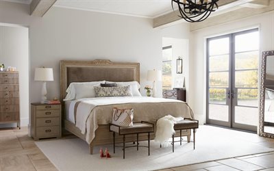 interna della camera da letto in stile classico, letto king size, beige luminosa camera da letto, interior design