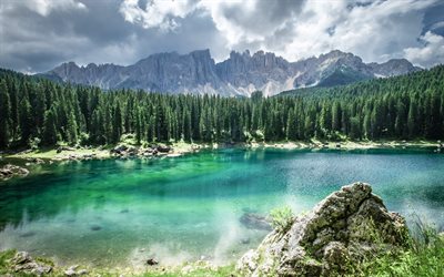 Lago di Carezza, 4k, italiano punti di riferimento, la foresta, il Sud Tirolo, Alto Adige, Bolzano, Italia