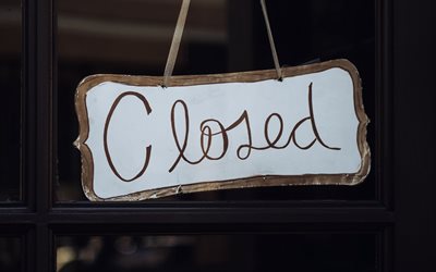 Closed plate, wooden plate, sign Closed for cafe, wooden signs