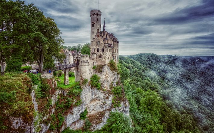 Lichtenstein slott, gotiskt v&#228;ckelse slott, Lichtenstein, morgon, dimma, tyska slott, Baden-W&#252;rttemberg, Tyskland