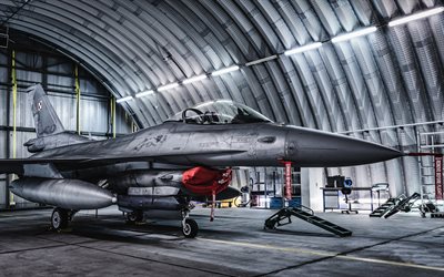 General Dynamics F-16 Fighting Falcon, F-16C, Força Aérea Polonesa, hangar F-16, caças modernos, aeronaves militares, aeronaves de combate