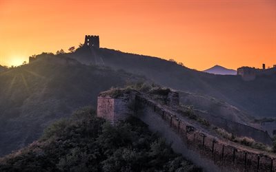 puesta de sol, la Gran Muralla de China, las monta&#241;as, de la torre, Hebei, China