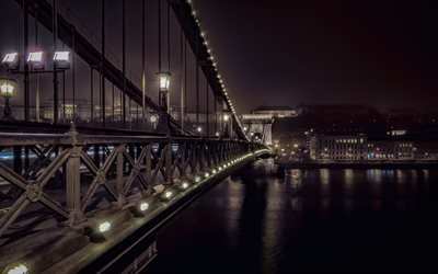 Le Pont des cha&#238;nes &#224; Budapest, en soir&#233;e, le Danube, la nuit, la Hongrie, les lumi&#232;res de la ville