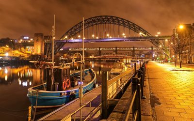 Tyne Bridge, Newcastle-upon-Tyne, Newcastle, arch bridge, River Tyne, kv&#228;ll, b&#229;tar, natt, England, F&#246;renade Kungariket