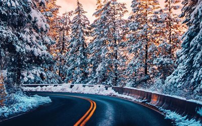 American Highway, inverno, neve, strada asfaltata con linee gialle, inverno segnaletica stradale, sera, tramonto