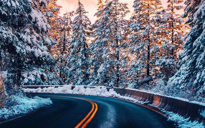 アメリカの高速道路, 冬, 雪, アスファルト道路に黄色のライン, 冬期路面標示, 夜, 夕日