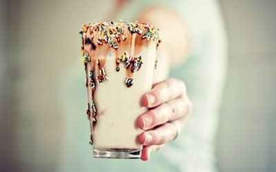 Latte Cocktail, un frullato di latte, macro, cocktail, vetro con drink, Bicchiere con il latte shake
