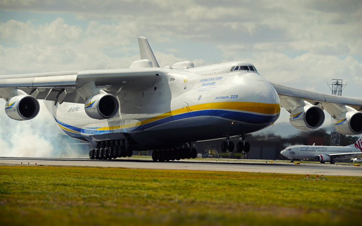 Antonov An-225 Mriya, An-225, el Cosaco, el avi&#243;n de transporte Estrat&#233;gico, el aterrizaje, el avi&#243;n ucraniano, flete a&#233;reo, Ucrania, el aeropuerto, el An225 de aterrizaje