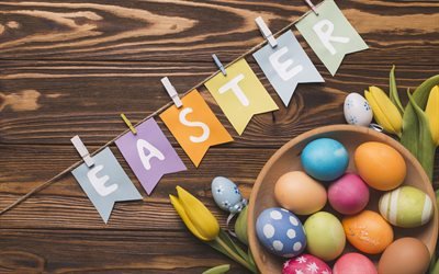 Pâques, décoration de Pâques, arrière-plan en bois, peint des œufs, des tulipes jaunes, printemps